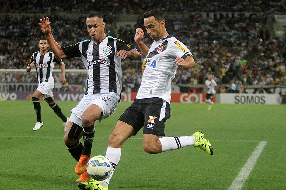 Jogadores do Vasco e do Figueirense disputam bola em partida realizada no estdio do Maracan pelo Brasileiro