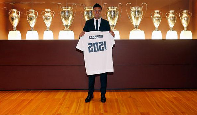 Casemiro mostra camisa do Real Madrid aps renovar seu contrato