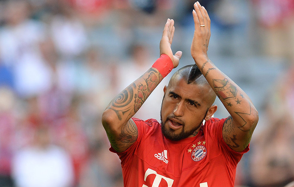 Bayern Munich's Chilian midfielder Arturo Vidal arrives for the warm up ahead the German first division Bundesliga football match Bayern Munich vs Bayer 04 Leverkusen in Munich, southern Germany, on August 29, 2015. AFP PHOTO / CHRISTOF STACHE RESTRICTIONS: DURING MATCH TIME: DFL RULES TO LIMIT THE ONLINE USAGE TO 15 PICTURES PER MATCH AND FORBID IMAGE SEQUENCES TO SIMULATE VIDEO. == RESTRICTED TO EDITORIAL USE == FOR FURTHER QUERIES PLEASE CONTACT DFL DIRECTLY AT + 49 69 650050. ORG XMIT: CST008