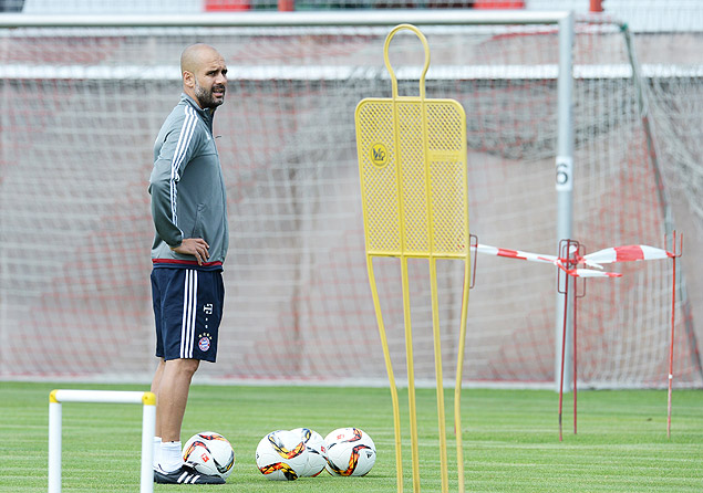 Bayern Munich's Spanish headcoach Pep Guardiola attends a training session of the German first division Bundesliga club Bayern Munich at the trainings area in Munich, southern Germany, on July 27, 2015. AFP PHOTO / CHRISTOF STACHE ORG XMIT: CST012