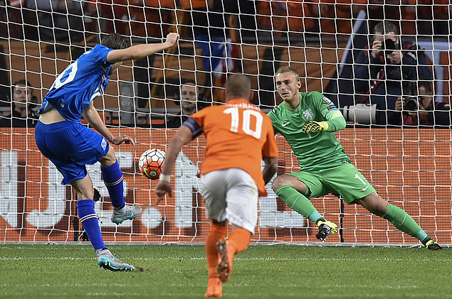 Iceland's midfielder Gylfi Thor Sigurdsson shoots a penalty and scores during the UEFA Euro 2016 qualifying round football match between Netherlands and Iceland at the Arena Stadium, on September 3, 2015 in Amsterdam. AFP PHOTO / JOHN THYS ORG XMIT: THY010