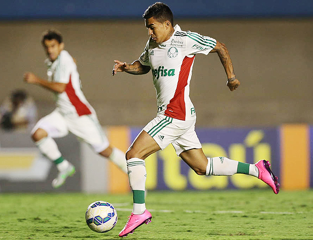 Dudu arranca com a bola durante jogo entre Gois x Palmeiras