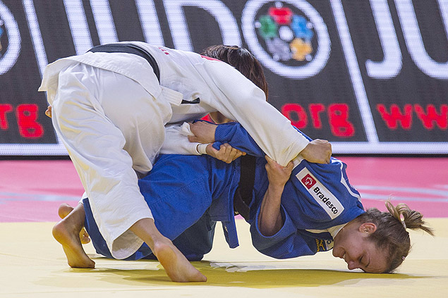 A japonesa Ami Kondo (de branco) vence a brasileira Nathalia Brgida no Mundial de Astana