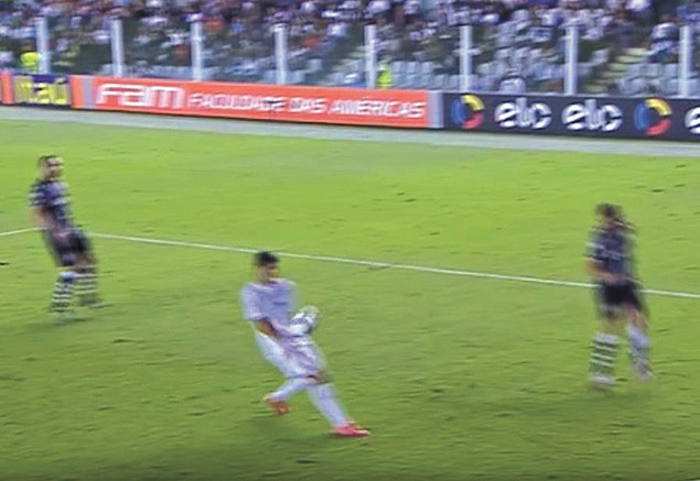 rbitro deixou de marcar pnalti em toque de mo na bola de Daniel Guedes, do Santos