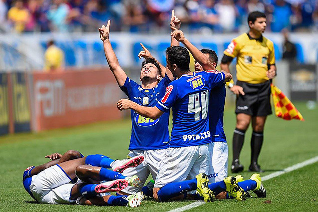 Willian comemora gol em partida que terminou em 5 a 1 para o Cruzeiro no Mineiro