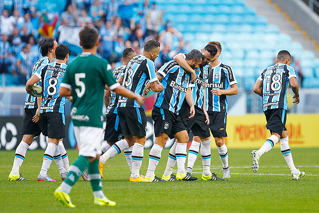 Jogadores do Grmio comemoram gol marcado por Douglas