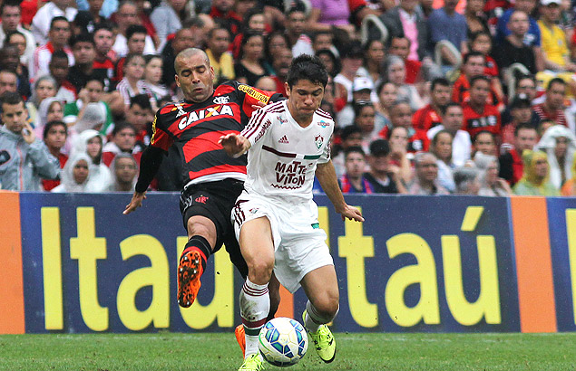 Atacante Emerson tenta roubar bola do Fluminense em lance do clssico