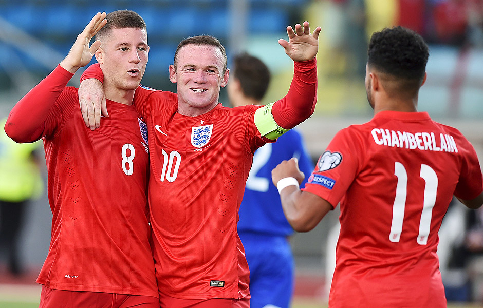 Wayne Rooney celebra com companheiros o gol que lhe rendeu a marca de maior artilheiro da seleo inglesa