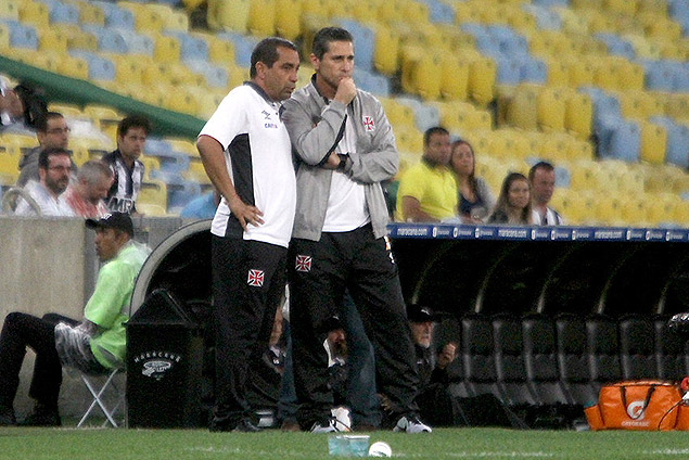 Jorginho (dir.) conversa com seu auxiliar-tcnico, o ex-jogador Zinho