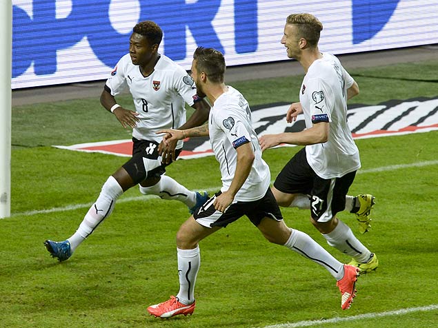 Austria's David Alaba (L) celebrates scoring a penalty with his team-mates Martin Harnik (C) and Marc Janko (R) during the Euro 2016 qualifying group G football match between Sweden and Austria at the Friends Arena in Solna, near Stockholm on September 8, 2015. AFP PHOTO / TT NEWS AGENCY JONAS EKSTROMER +++ SWEDEN OUT +++ ORG XMIT: dmcf02