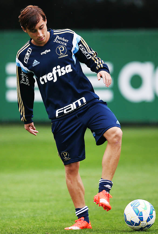 Arancibia controla a bola durante treino do Palmeiras