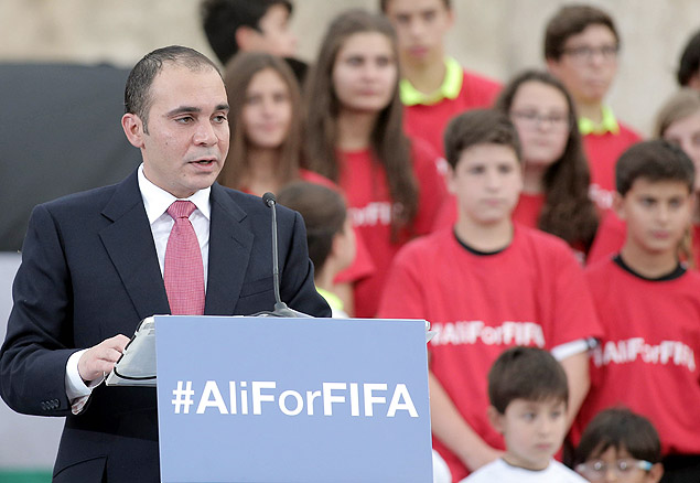 Jordan's Prince Ali bin Al Hussein announces his bid to succeed FIFA president Sepp Blatter, during a press event in the capital Amman on September 9, 2015. Prince Ali, 39, is a former FIFA vice president who led an unsuccessful challenge as a reform candidate against Blatter for the top job in May, just two days after the arrest of seven FIFA officials in Zurich. AFP PHOTO / KHALIL MAZRAAWI ORG XMIT: AMM02