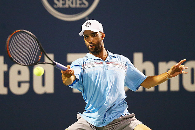 NEW HAVEN, CT - AUGUST 27: James Blake returns a forehand to Andy Roddick during their match as part of the Men's Legends presented by PowerShares Series on Day 4 of the Connecticut Open at Connecticut Tennis Center at Yale on August 27, 2015 in New Haven, Connecticut. Maddie Meyer/Getty Images/AFP == FOR NEWSPAPERS, INTERNET, TELCOS & TELEVISION USE ONLY ==