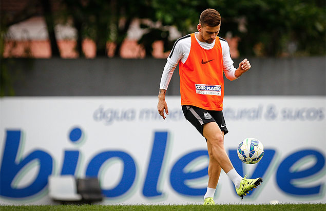 O meia Lucas Lima controla a bola durante um treino do Santos