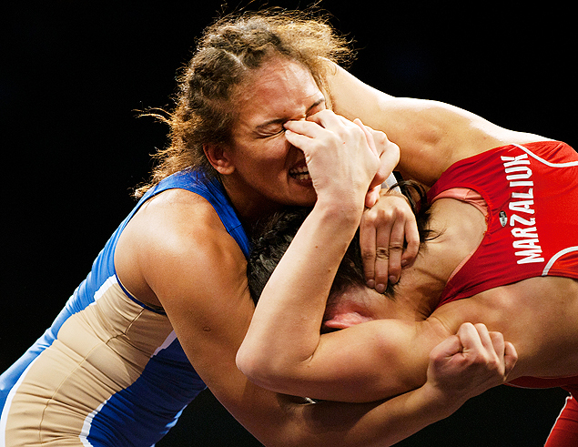 Aline Silva (esq.) durante luta contra a bielorussia Vasilisa Marzaliuk, pela medalha de bronze no Mundial