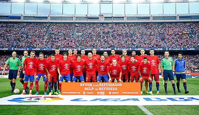 Atletico de Madrid entra em campo com camisetas em apoio a refugiados