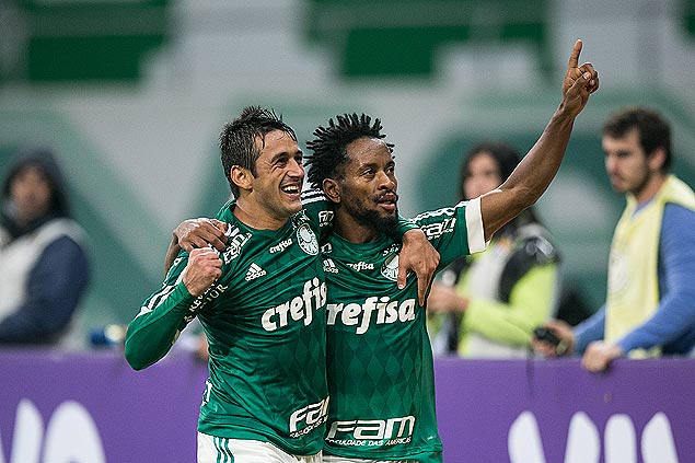 Robinho e Z Roberto comemoram o segundo gol do Palmeiras contra o Figueirense