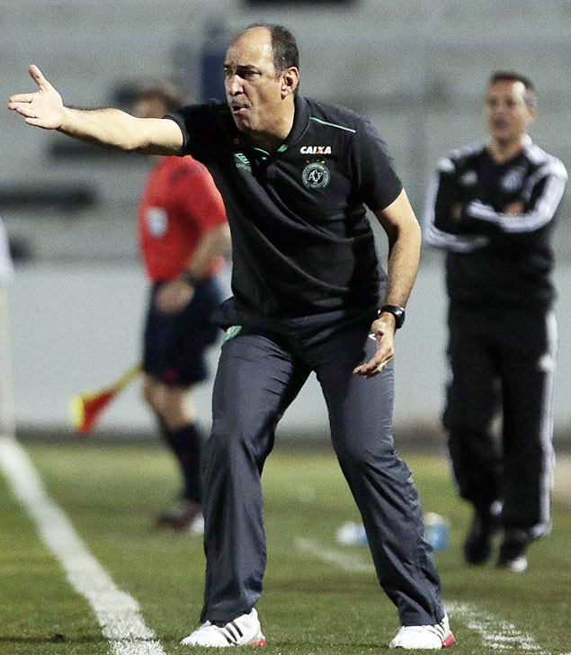 O treinador Vinicius Eutrpio