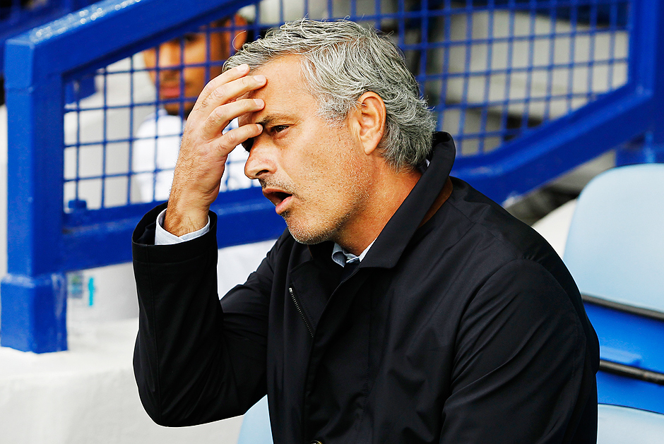 Mourinho coloca a mo na cabea na derrota do Chelsea para o Everton