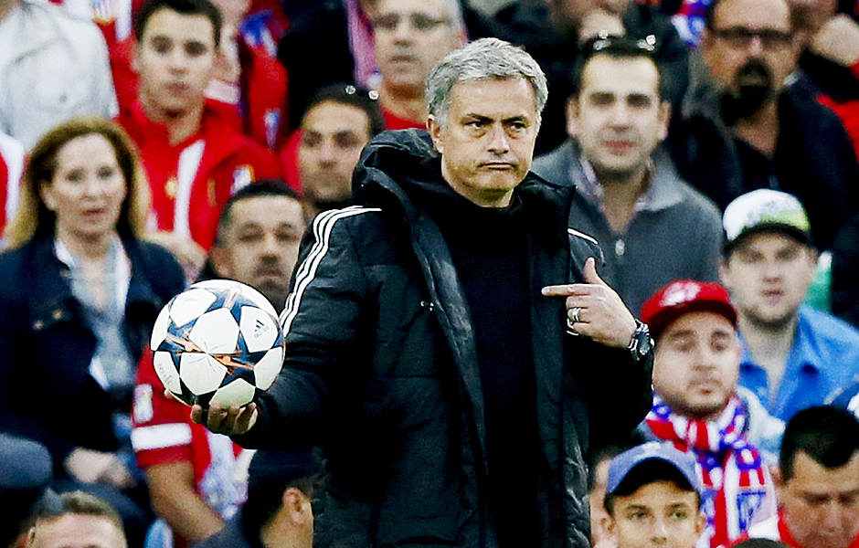 Jos Mourinho segura a bola durante jogo entre Chelsea e Atltico de Madri em abril de 2014 nas semifinais da Liga dos Campees