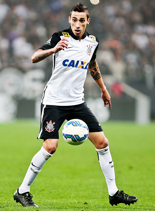 Rildo domina a bola durante jogo entre Corinthians e Grmio