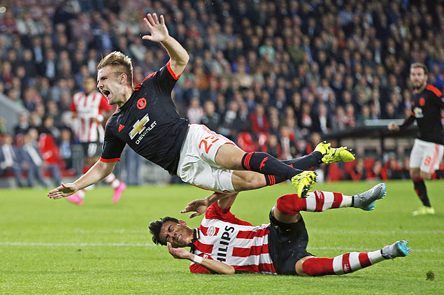 Football - PSV Eindhoven v Manchester United - UEFA Champions League Group Stage - Group B - Philips Stadion, Eindhoven, Netherlands - 15/9/15 Manchester United's Luke Shaw goes down injured after this challenge from PSV's Hector Moreno Action Images via Reuters / Andrew Couldridge Livepic EDITORIAL USE ONLY. ORG XMIT: UKWM4C