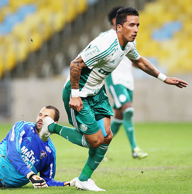 Lucas Barrios comemora gol marcado na vitria do Palmeiras sobre o Fluminense