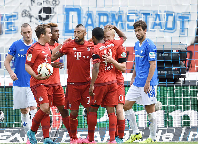 Jogadores do Bayern de Munique comemoram gol contra o Darmstadt
