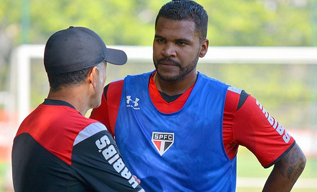 Osorio conversa com Breno durante treino do So Paulo
