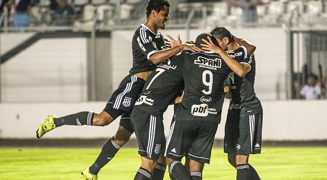 Jogadores da Ponte Preta comemoram gol contra o Fluminense