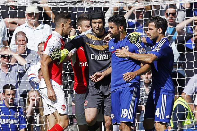 Arsenal's Brazilian defender Gabriel (L) and Chelsea's Brazilian-born Spanish striker Diego Costa (2nd R) are separated by Arsenal's Czech goalkeeper Petr Cech (C) as they clash during the English Premier League football match between Chelsea and Arsenal at Stamford Bridge in London on September 19, 2015. AFP PHOTO / IAN KINGTON RESTRICTED TO EDITORIAL USE. No use with unauthorized audio, video, data, fixture lists, club/league logos or 'live' services. Online in-match use limited to 75 images, no video emulation. No use in betting, games or single club/league/player publications. ORG XMIT: JR284