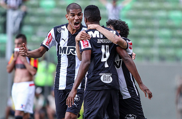 Jogadores do Atltico-MG comemoram gol sobre o Flamengo pelo Campeonato Brasileiro