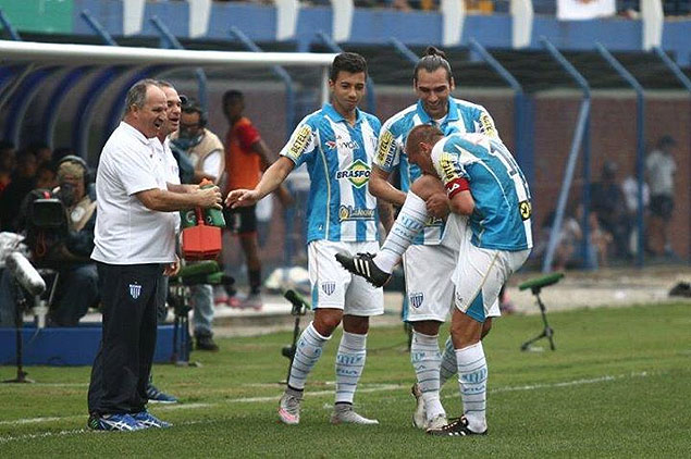 Jogadores do Ava comemoram primeiro gol do time diante do So Paulo
