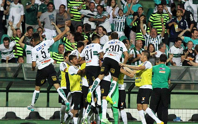 Jogadores do Coritiba comemoram um dos gols da vitria sobre o Atltico-PR