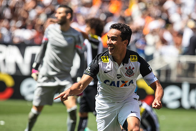 Jadson comemora seu segundo gol na partida contra o Santos