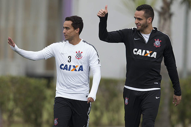 Jadson e Renato Augusto durante o treino do Corinthians no CT Joaquim Grava