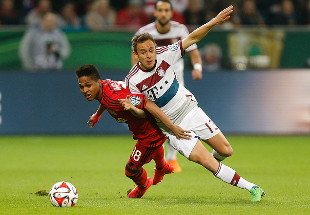 Leverkusen's Wendell from Brazil, left, and Bayern's Rafinha from Brazil challenge for the ball during the German soccer cup (DFB Pokal) quarterfinal match between Bayer 04 Leverkusen and Bayern Munich Wednesday, April 8, 2015 in Leverkusen, Germany. (AP Photo/Frank Augstein) ORG XMIT: FOS132