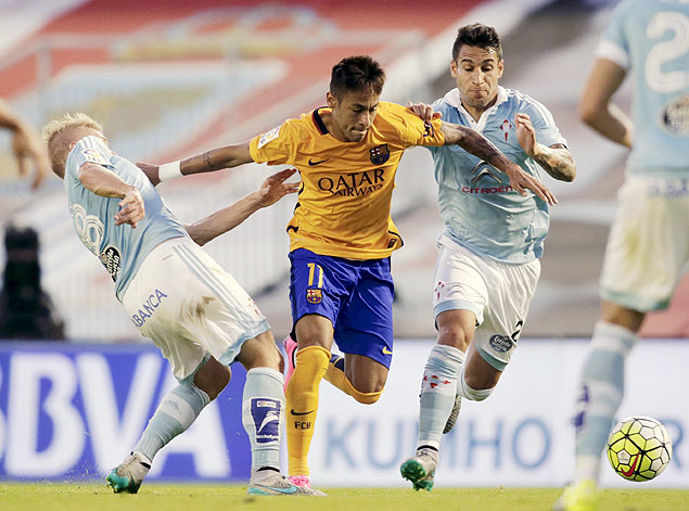 O atacante Neymar tenta uma jogada para o Barcelona contra o Celta