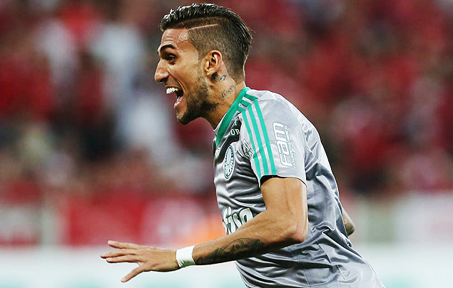 Rafael Marques comemora gol pelo Palmeiras contra o Internacional