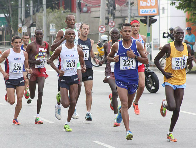 dson (de azul) durante a Maratona Caixa da cidade do Rio de Janeiro