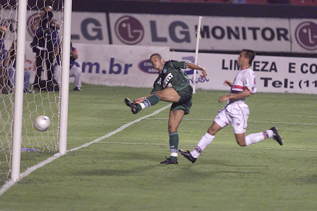 Aps dar chapu em Ceni, Alex faz o terceiro gol do Palmeiras sobre o So Paulo, em maro de 2002