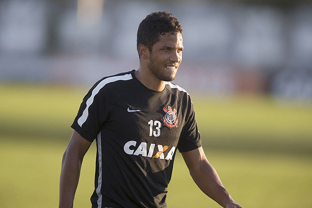 O zagueiro Yago durante um treino do Corinthians