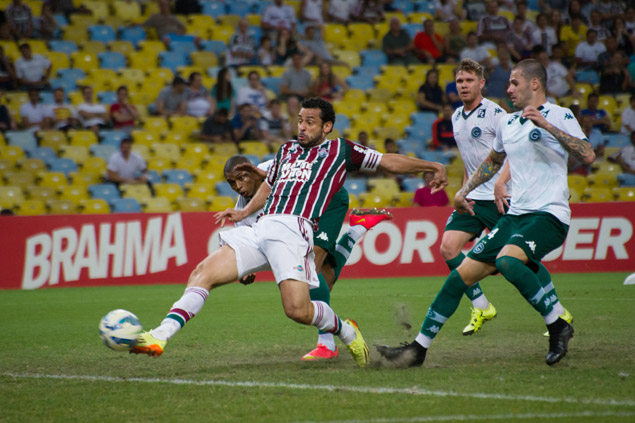O atacante Fred se estica para marcar o primeiro gol do Fluminense sobre o Gois