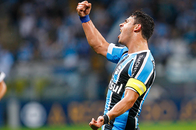 O meia Giuliano comemora um de seus dois gols para o Grêmio contra o Avaí