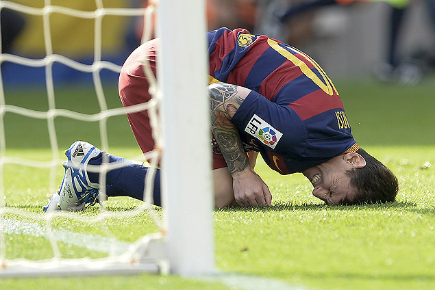 Barcelona's Argentinian forward Lionel Messi complains after being injured during the Spanish league football match FC Barcelona vs UD Las Palmas at the Camp Nou stadium in Barcelona on September 26, 2015. AFP PHOTO / JOSEP LAGO ORG XMIT: JL003