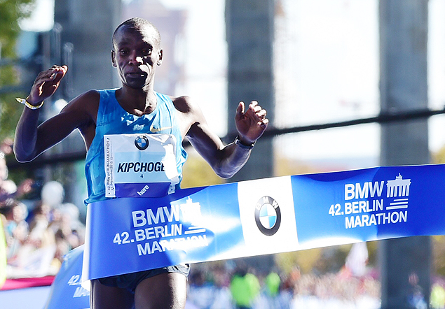 O queniano Eliud Kipchoge cruza a linha de chegada na maratona de Berlim