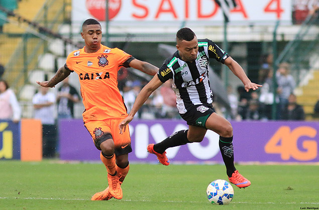 O atacante Malcom tenta roubar uma bola para o Corinthians contra o Figueirense