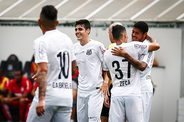 Jogadores do Santos comemoram terceiro gol da equipe na vitria sobre o Internacional