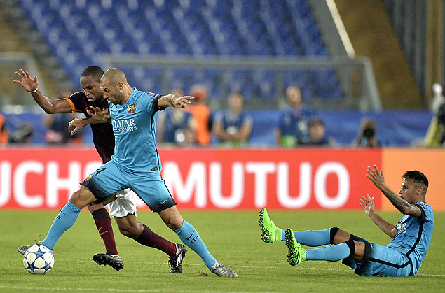 Barcelona's Argentinian defender Javier Mascherano (C) vies with Roma's Malian midfielder Seydou Keita (L) as Barcelona's Brazilian forward Neymar reacts during the UEFA Champions League football match between AS Roma and FC Barcelona at Rome Olympic stadium, on September 16, 2015. AFP PHOTO / ANDREAS SOLARO ORG XMIT: ROM3135