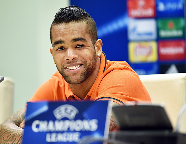FC Shakhtar&#146;s Brazilian midfielder Alex Teixeira Santos smiles during a press conference on September 29, 2015 in Lviv on the eve of the UEFA Champions League football match between FC Shakhtar Donetsk and Paris Saint-Germain. AFP PHOTO/ SERGEI SUPINSKY ORG XMIT: SUP2345